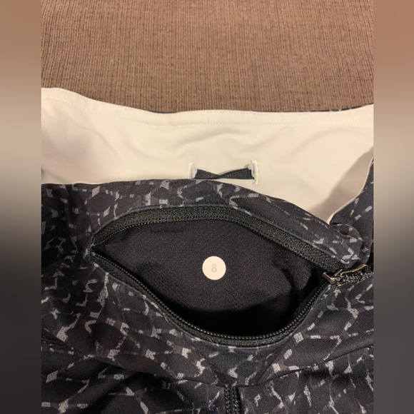 Lululemon active crop pant size 8 black and white - Picture 3 of 3